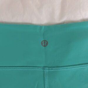 Exclusive lululemon teal/black REVERSIBLE wonder under leggings cropped!!! (4)